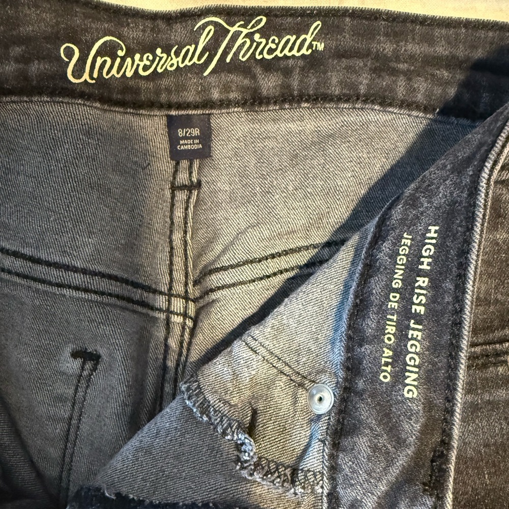 Black Jeggings with Distressed Details and Comfortable Fit